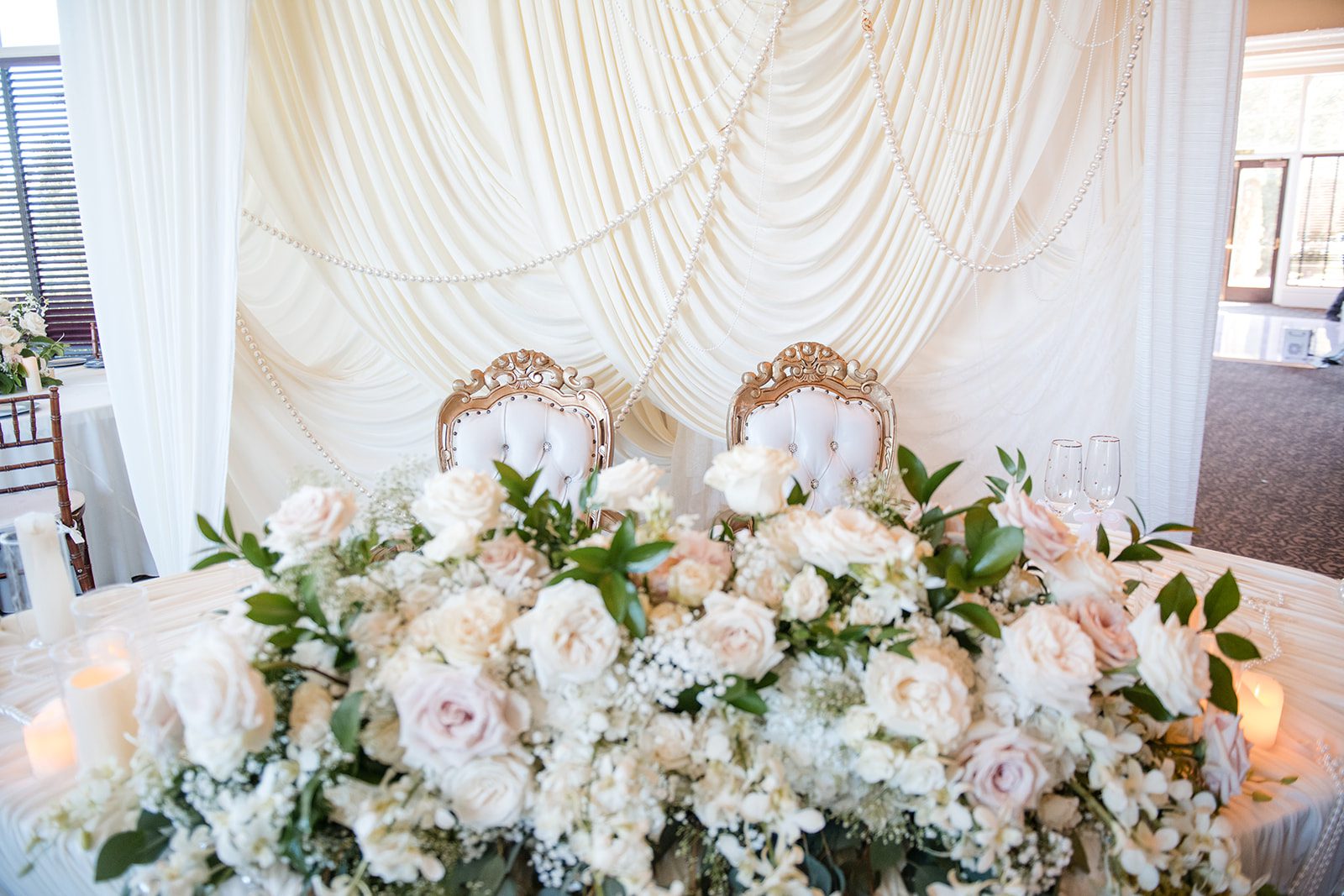 eagle-ridge-timeless-san-francisco-jesse-victoria-jesse-victoria-004-38 White floral centerpiece on the reception table at Eagle Ridge