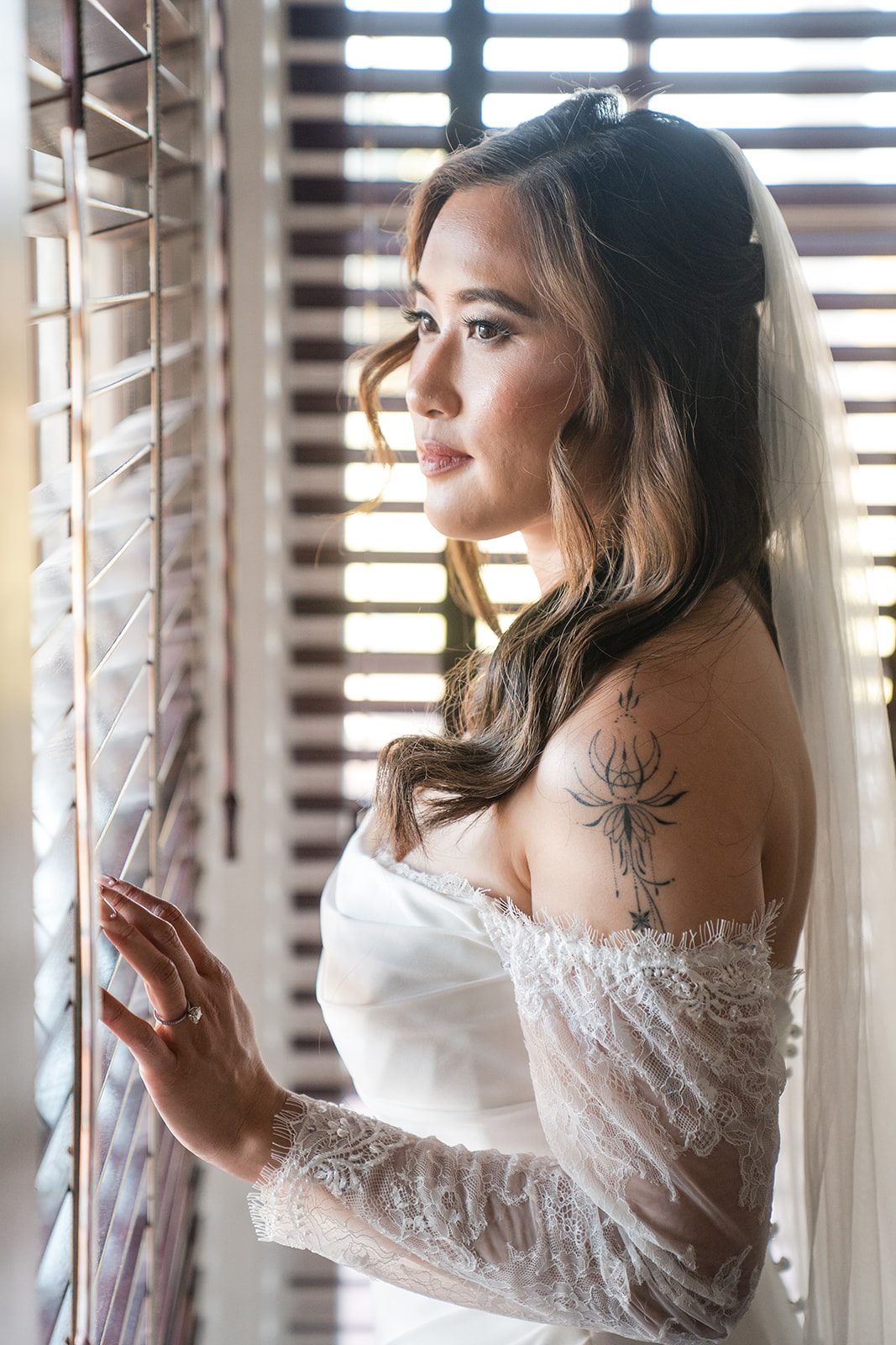 eagle-ridge-timeless-san-francisco-jesse-victoria-jesse-victoria-006-24 Bride getting ready by the window blinds