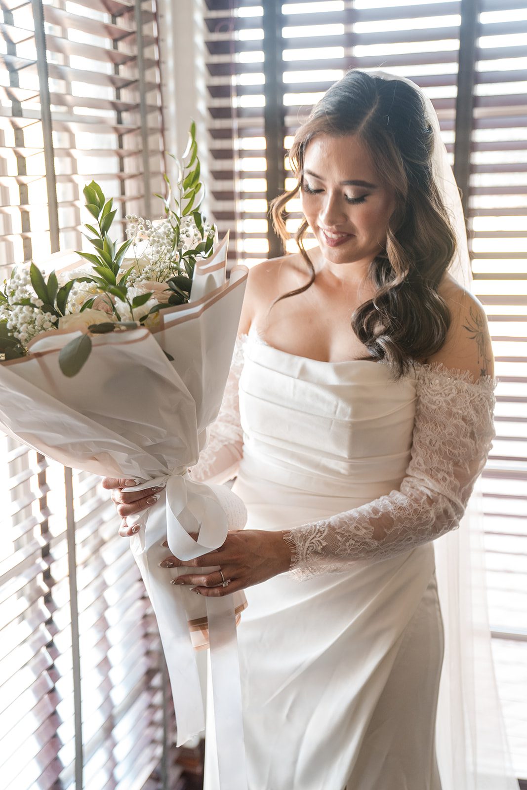 eagle-ridge-timeless-san-francisco-jesse-victoria-jesse-victoria-008-22 Bride holding her bouquet by the window