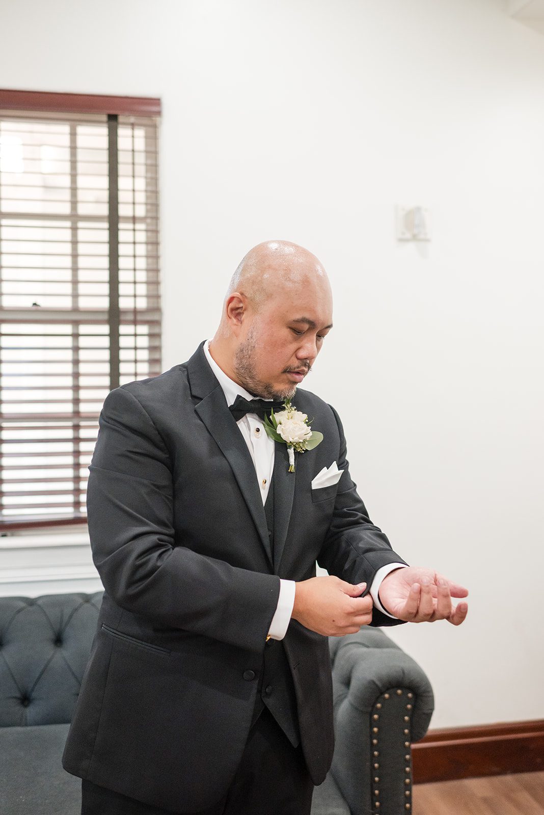 eagle-ridge-timeless-san-francisco-jesse-victoria-jesse-victoria-011-04 Groom fastening his cufflinks