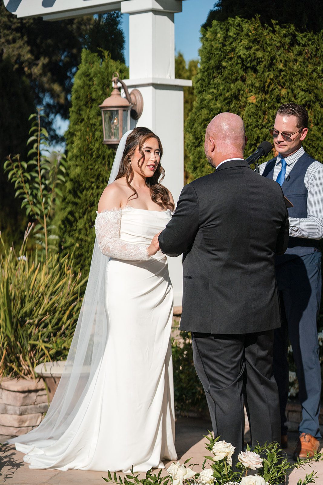 eagle-ridge-timeless-san-francisco-jesse-victoria-jesse-victoria-017-12 Jesse and Victoria with their officiant during the ceremony