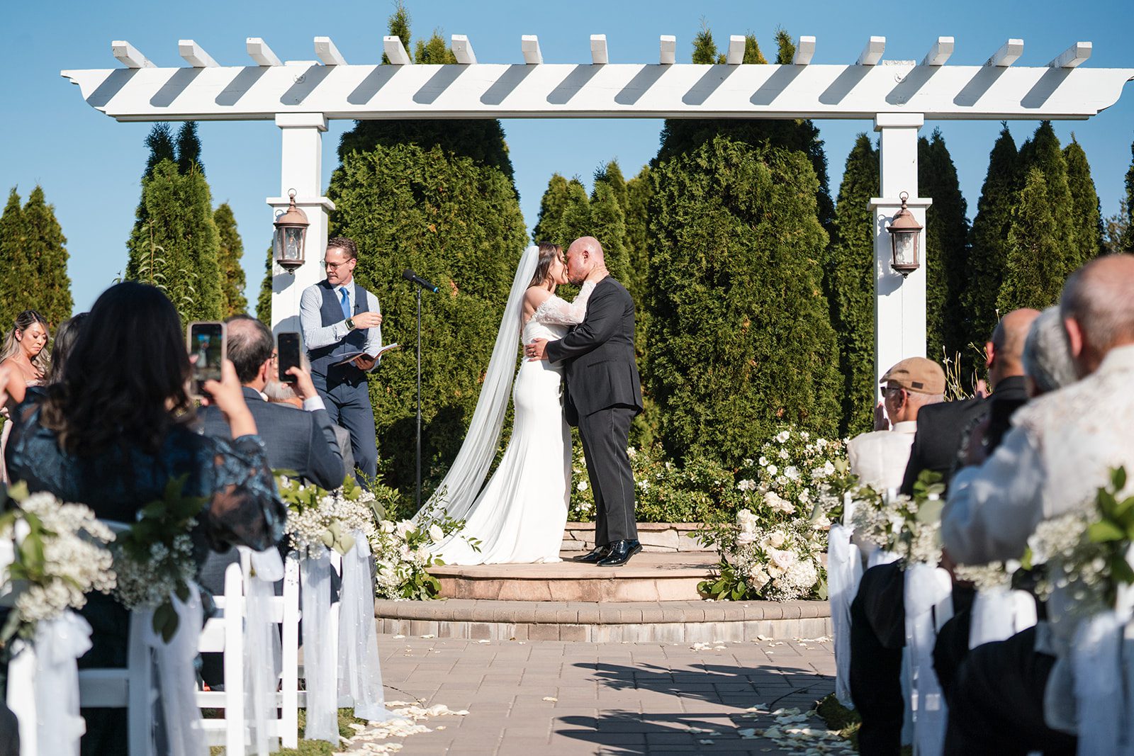 eagle-ridge-timeless-san-francisco-jesse-victoria-jesse-victoria-018-03 Wide view of the ceremony under the pergola