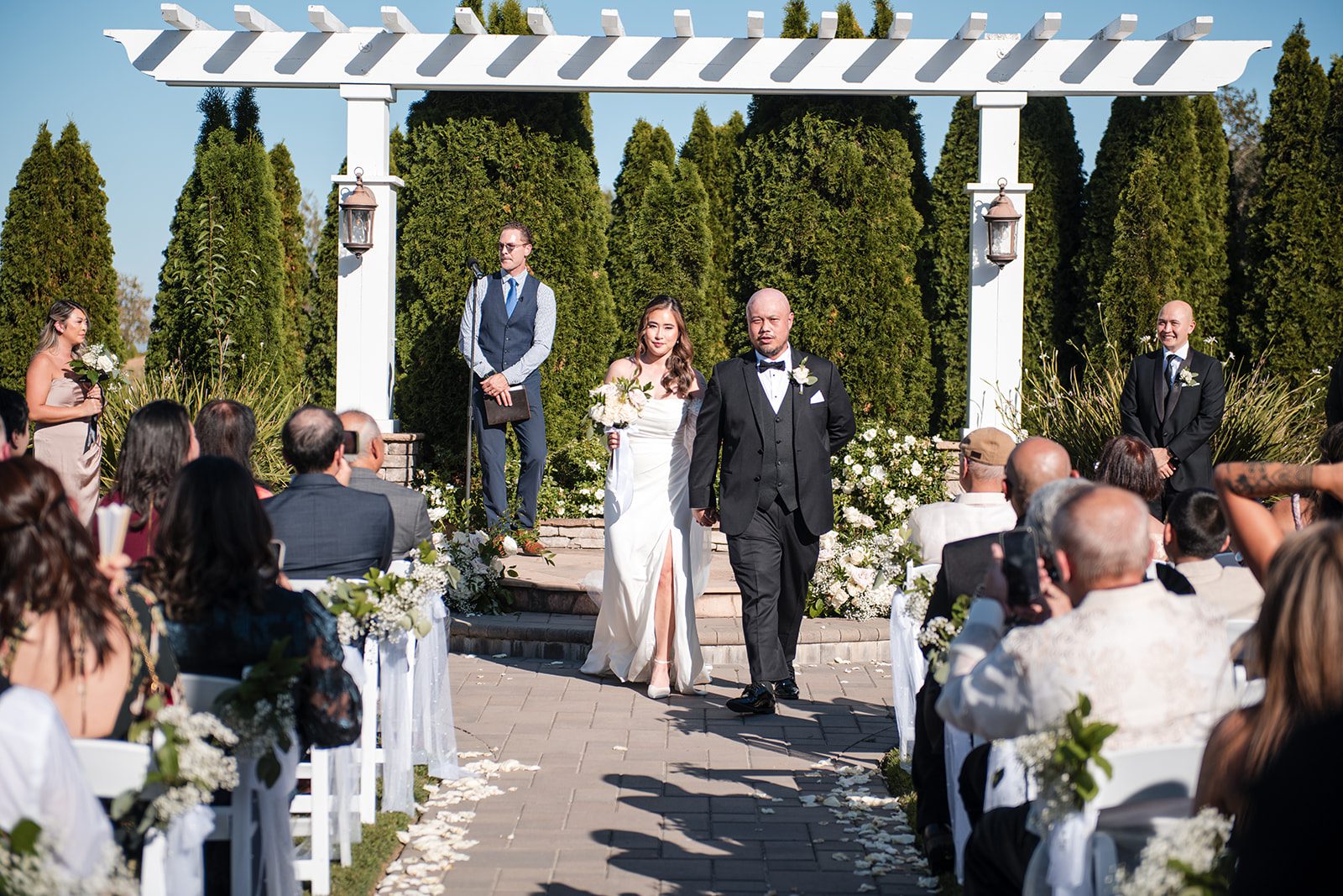 eagle-ridge-timeless-san-francisco-jesse-victoria-jesse-victoria-019-14 Guests watching the couple exchange vows