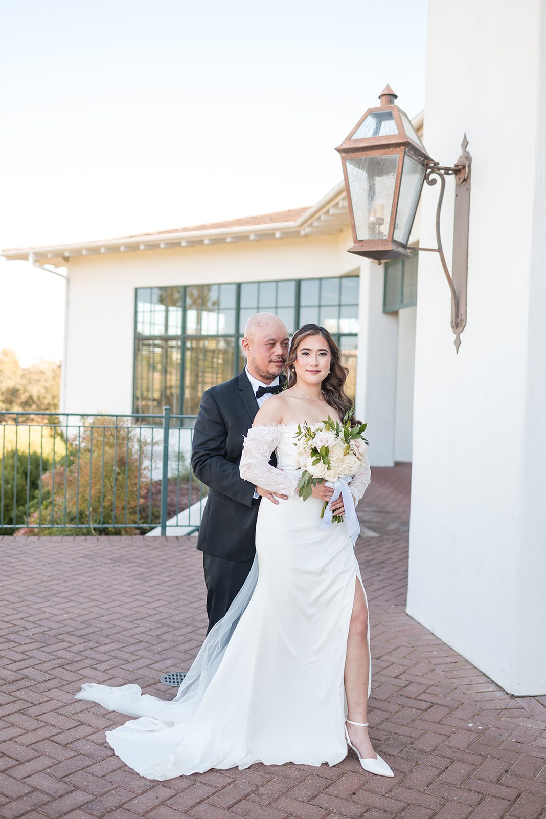 eagle-ridge-timeless-san-francisco-jesse-victoria-jesse-victoria-030-26 Bride and groom by the lantern lit clubhouse at Eagle Ridge