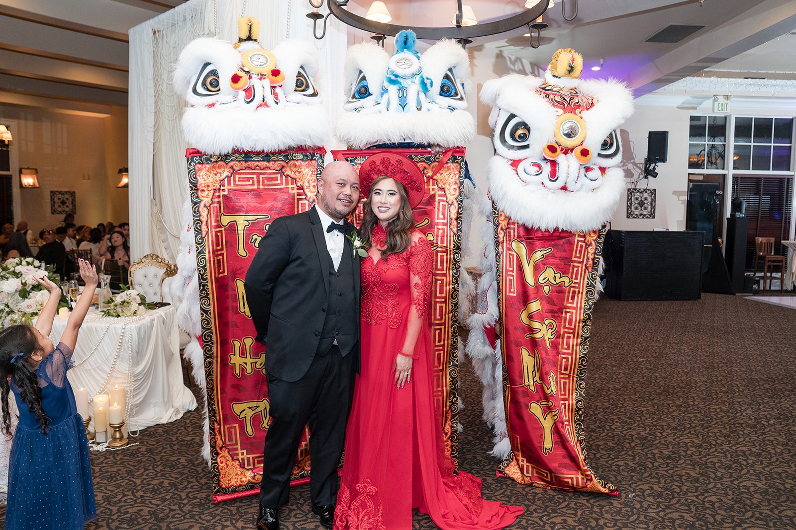 eagle-ridge-timeless-san-francisco-jesse-victoria-jesse-victoria-041-21 Couple posing with the lion dancers