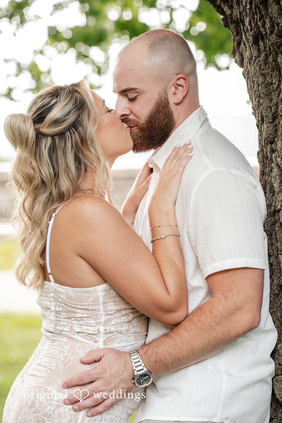 Jackie + Will The couple takes a kiss