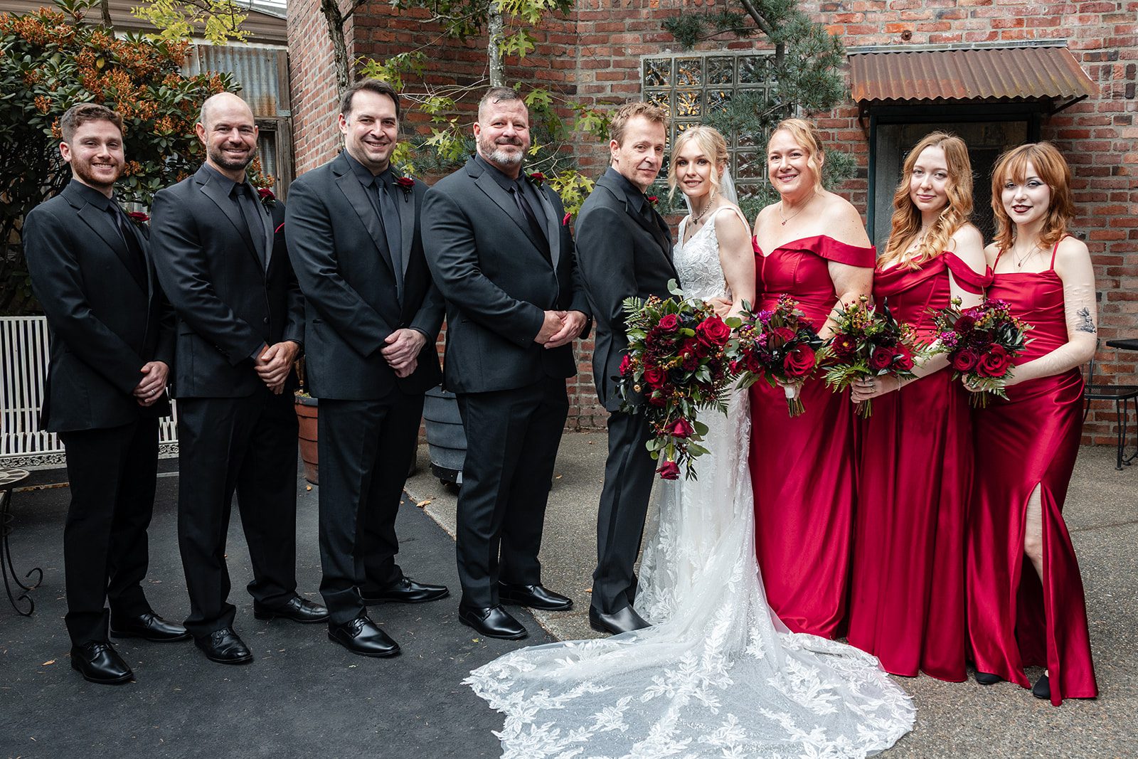 Full wedding party in red and black Full wedding party in red and black