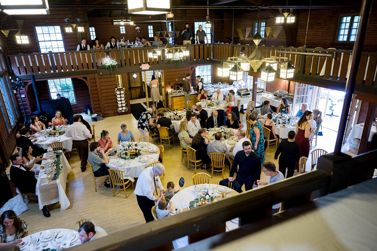 hubbard-park-lodge-timeless-milwaukee-dakota-evan-dakota-evan-037-08 Hubbard Park Lodge Wedding | Dakota & Evan -