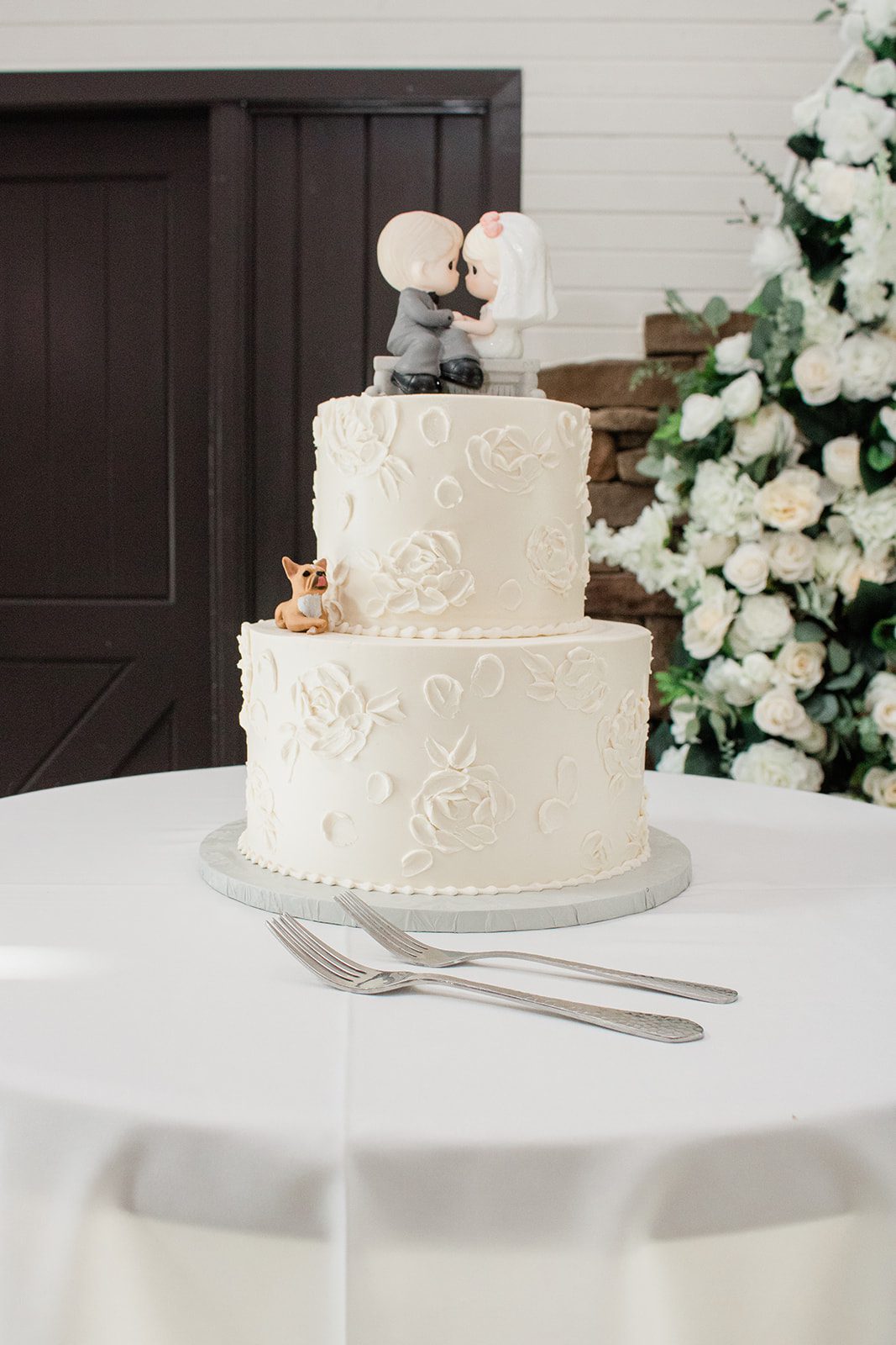 innsbrook-resort-airy-st-louis-sophia-brendan-p003-08 Two tier wedding cake with greenery