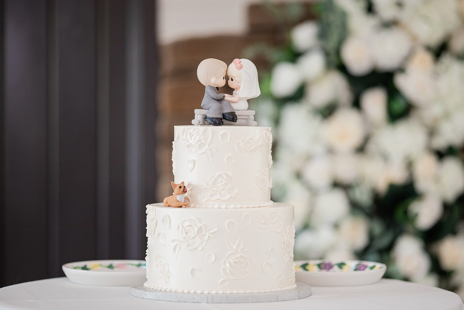innsbrook-resort-airy-st-louis-sophia-brendan-p004-09 Wedding cake with white flowers
