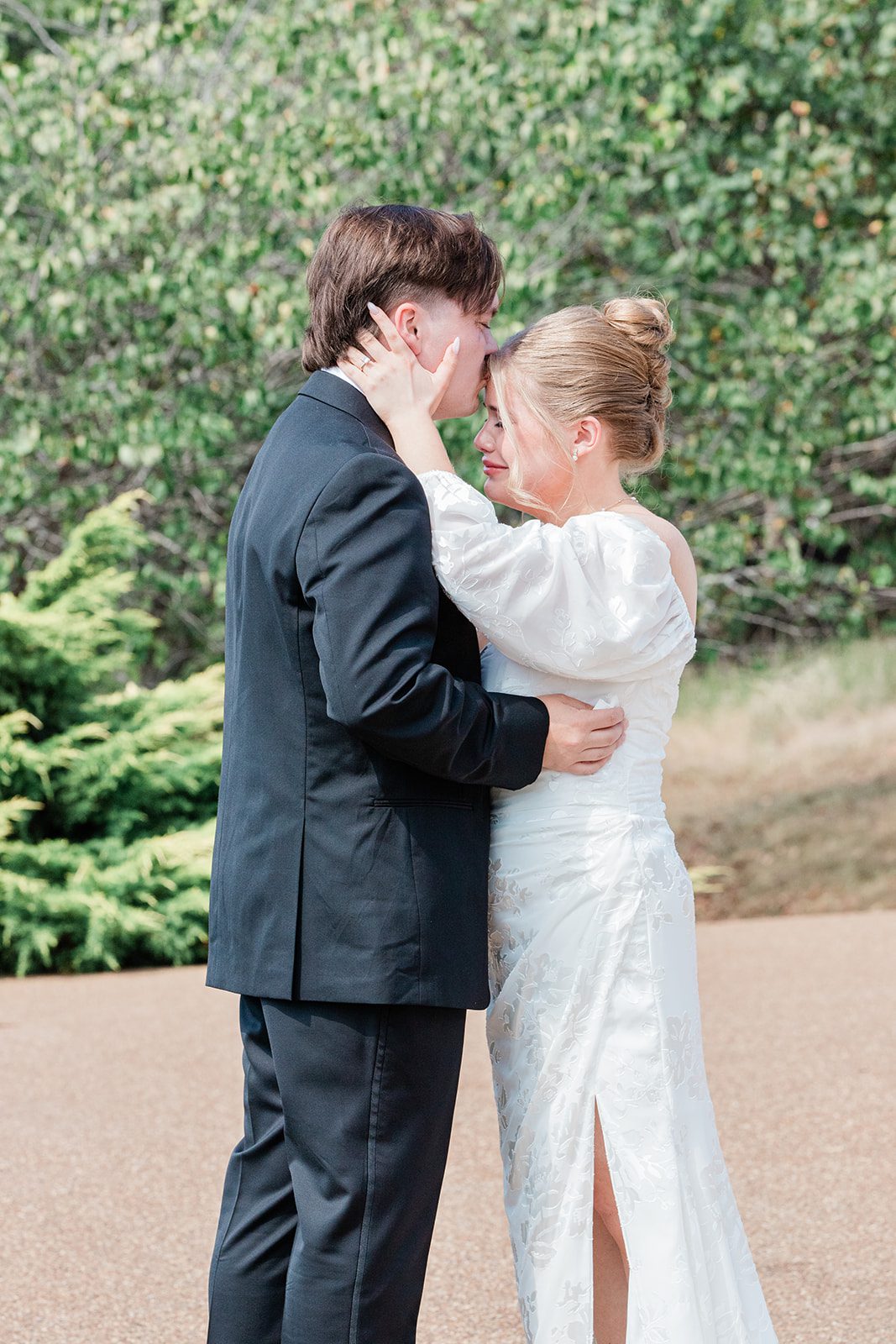 innsbrook-resort-airy-st-louis-sophia-brendan-p026-06 Couple embracing among the trees