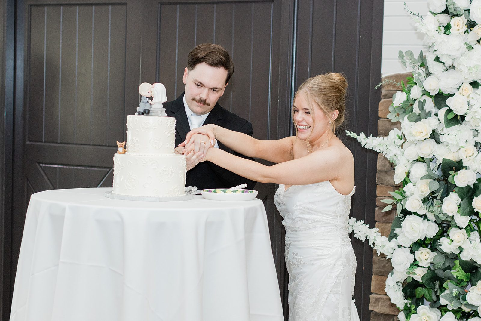 innsbrook-resort-airy-st-louis-sophia-brendan-p035-10 Couple cutting the wedding cake