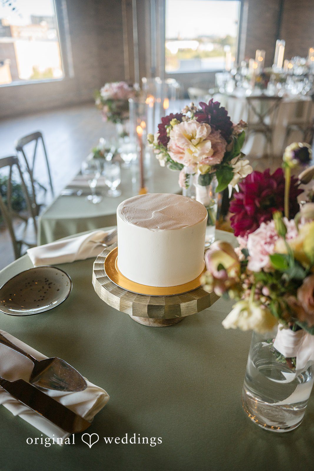 Michael + Haley Close look at the wedding cake and florals