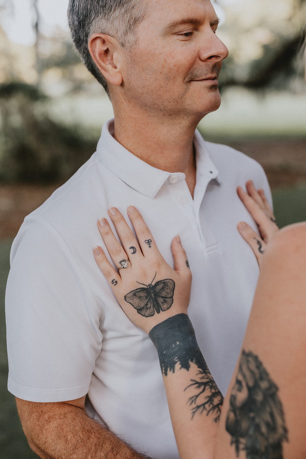 legare-waring-house-rustic-charleston-kaylee-nick-p006-20 Close up of the couple hugging