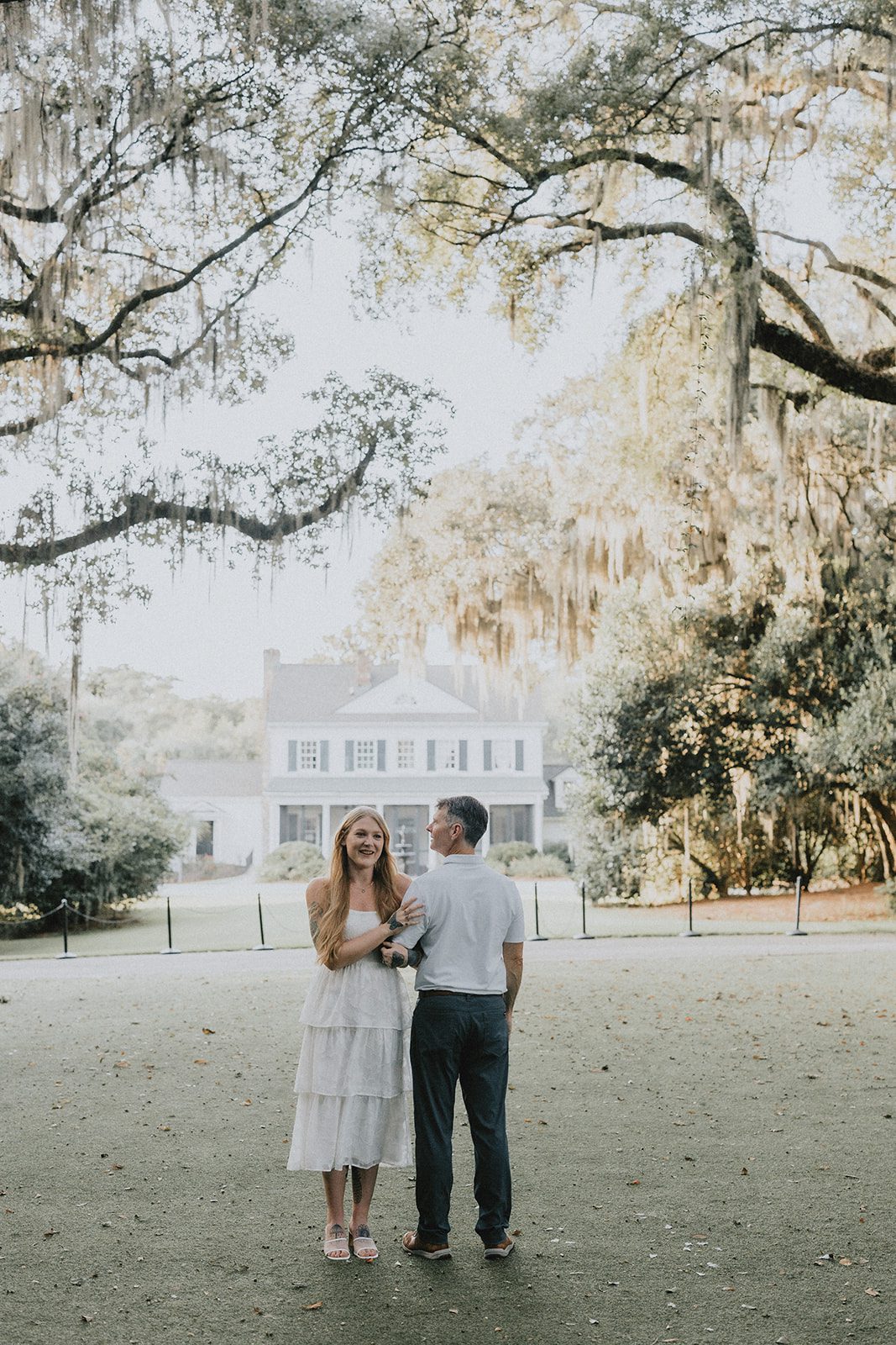 legare-waring-house-rustic-charleston-kaylee-nick-p008-18 Couple walking toward the historic house at Legare Waring House
