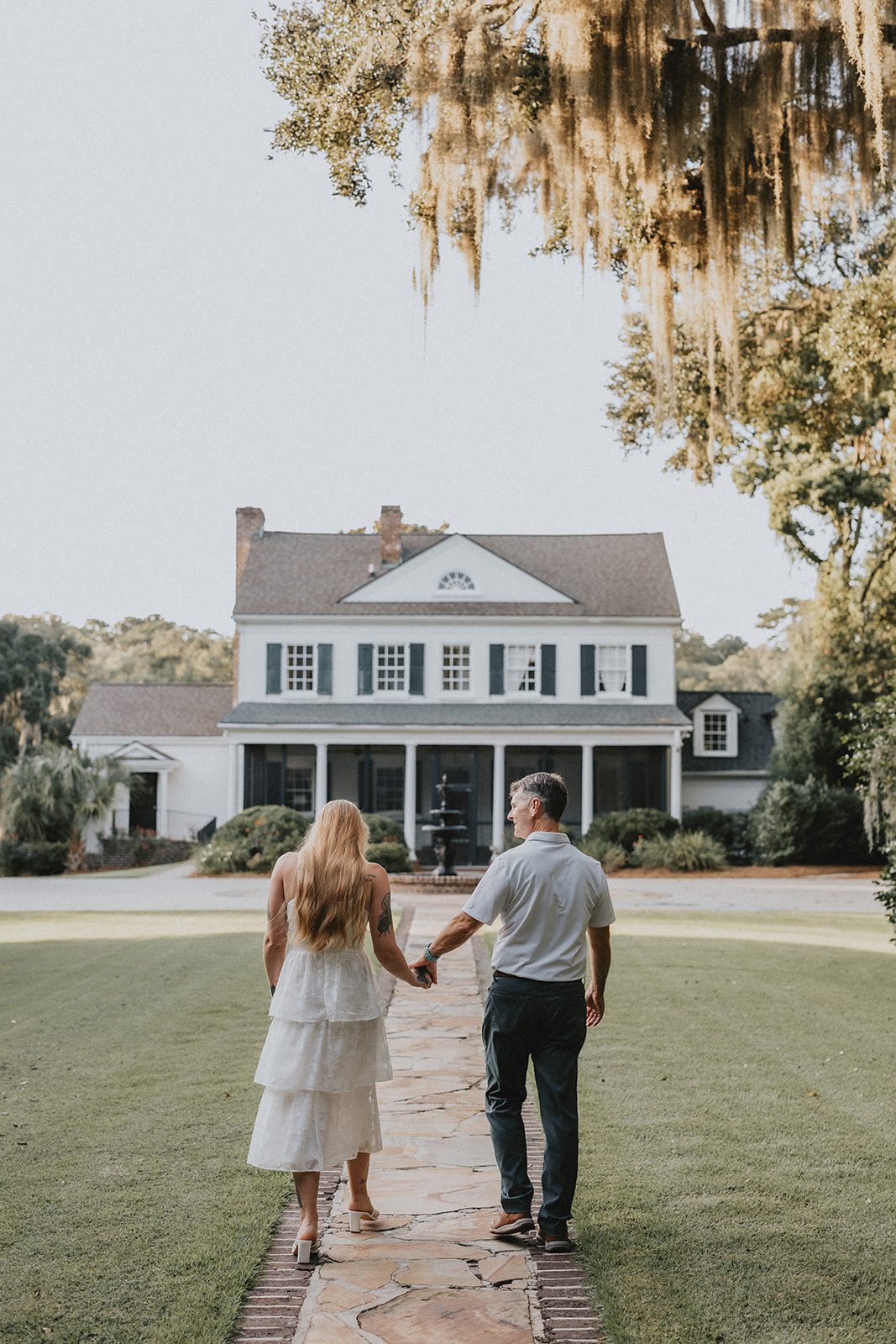 legare-waring-house-rustic-charleston-kaylee-nick-p009-14 Couple in front of the white historic home at Legare Waring House