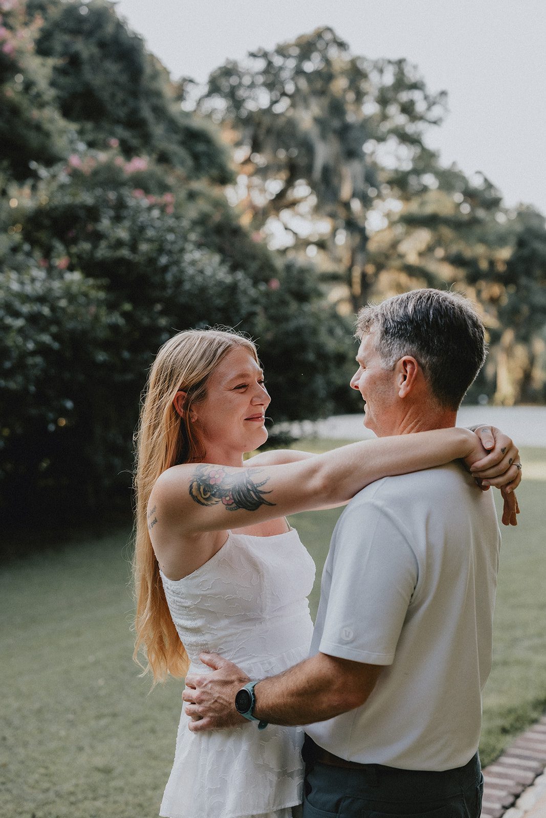 legare-waring-house-rustic-charleston-kaylee-nick-p010-16 Back hug in soft afternoon light