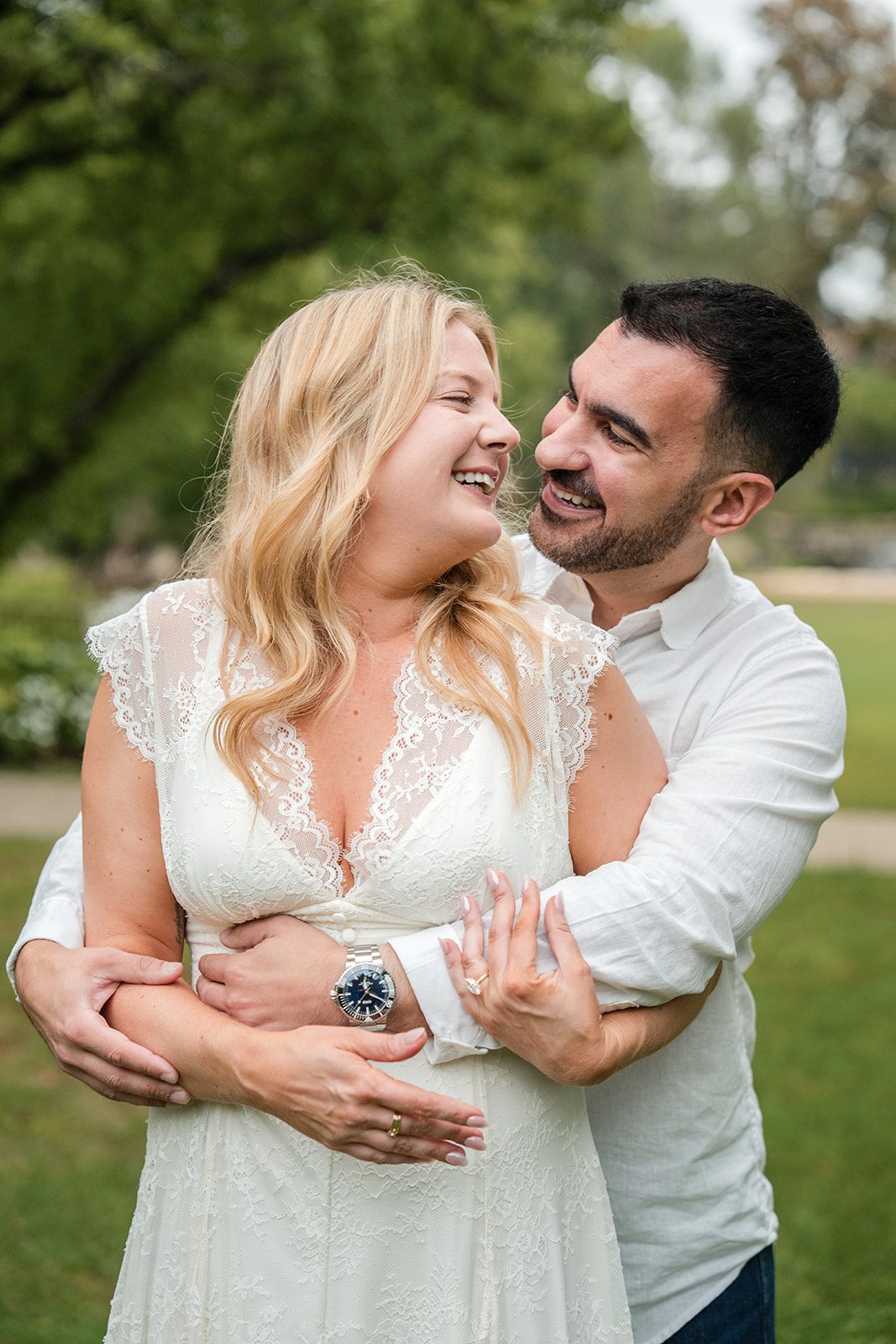 lilacia-park-timeless-chicago-dimitri-alexys-p005-18 Back hug portrait among the greenery