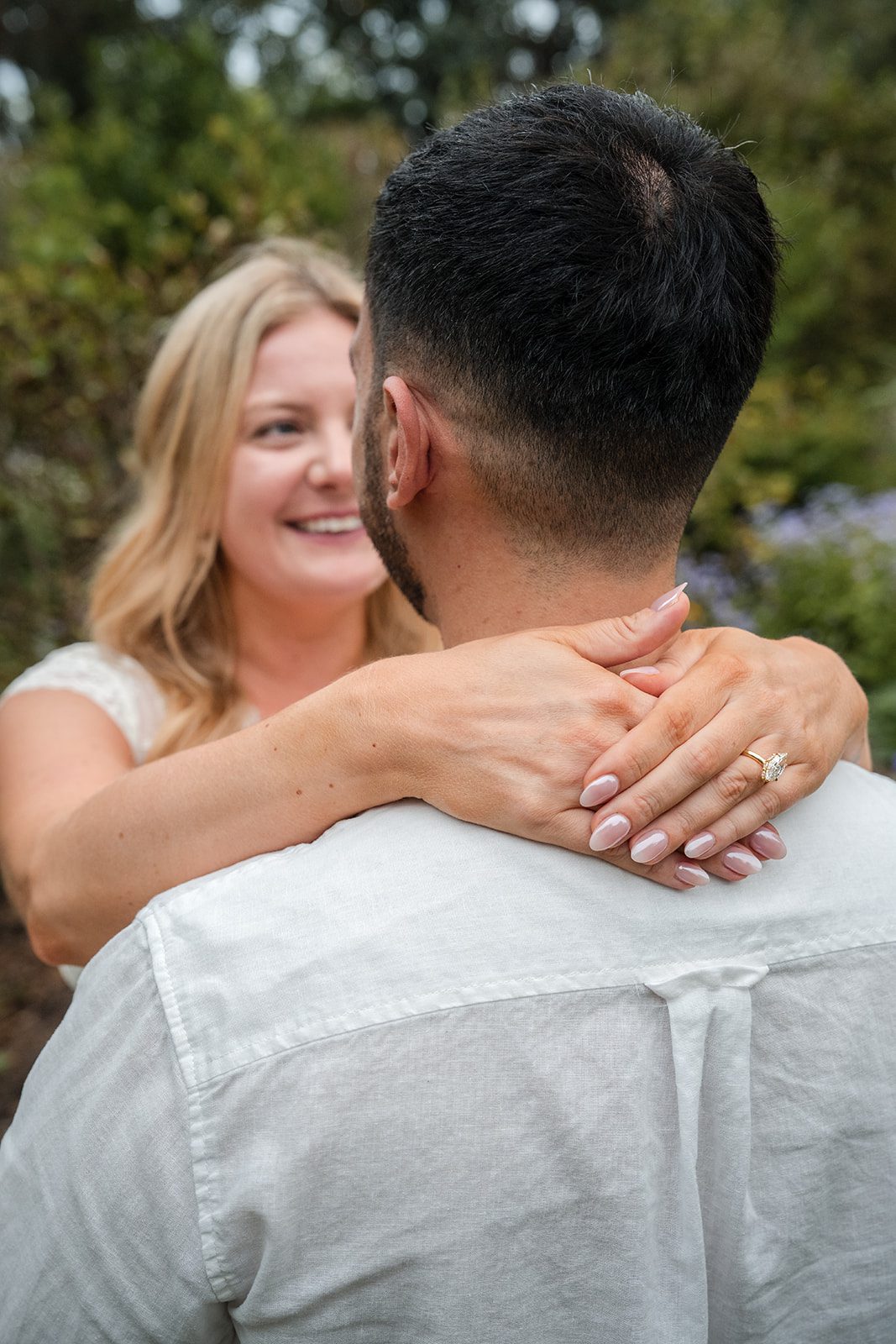 lilacia-park-timeless-chicago-dimitri-alexys-p007-10 Close hug from behind in the garden