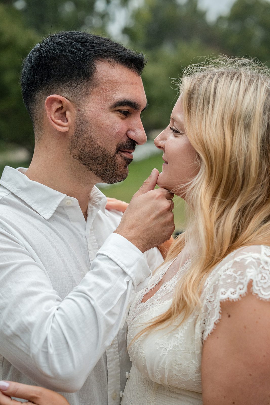 lilacia-park-timeless-chicago-dimitri-alexys-p016-08 Couple cuddling close and smiling
