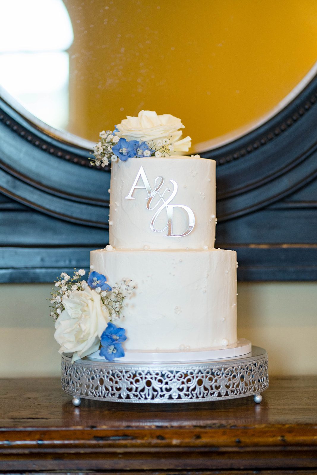 linwood-estate-timeless-baltimore-autumn-dylan-003-47 White wedding cake with blue details