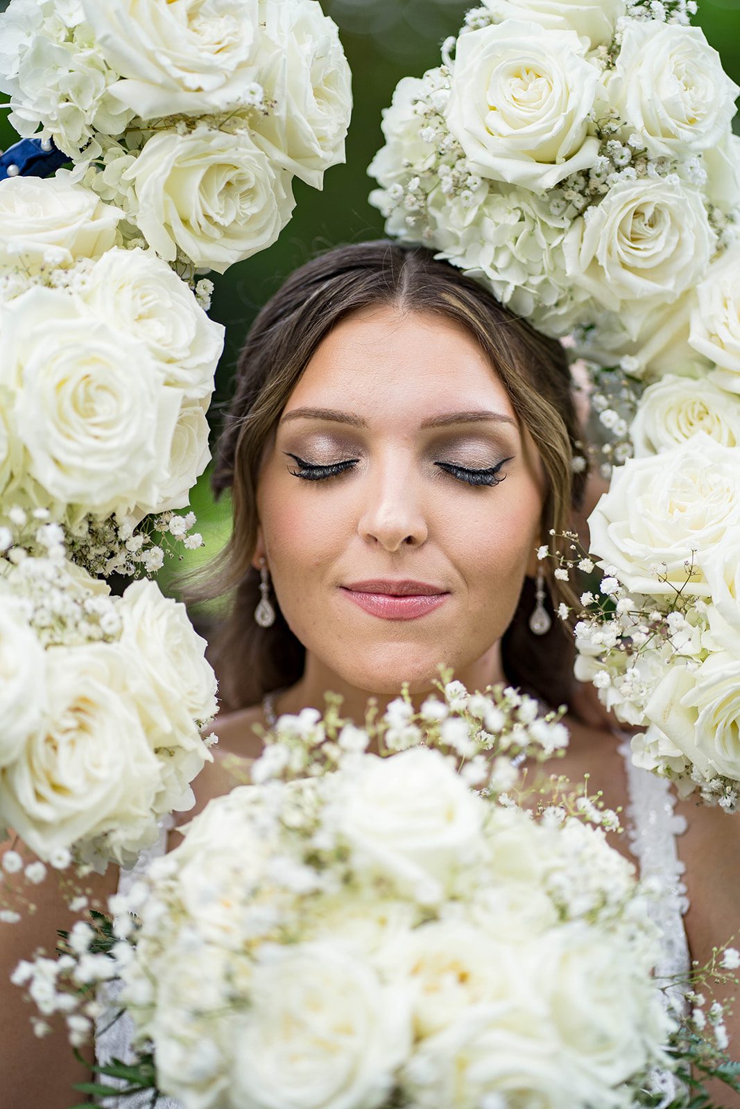 linwood-estate-timeless-baltimore-autumn-dylan-009-13 Bride holding her white bouquet