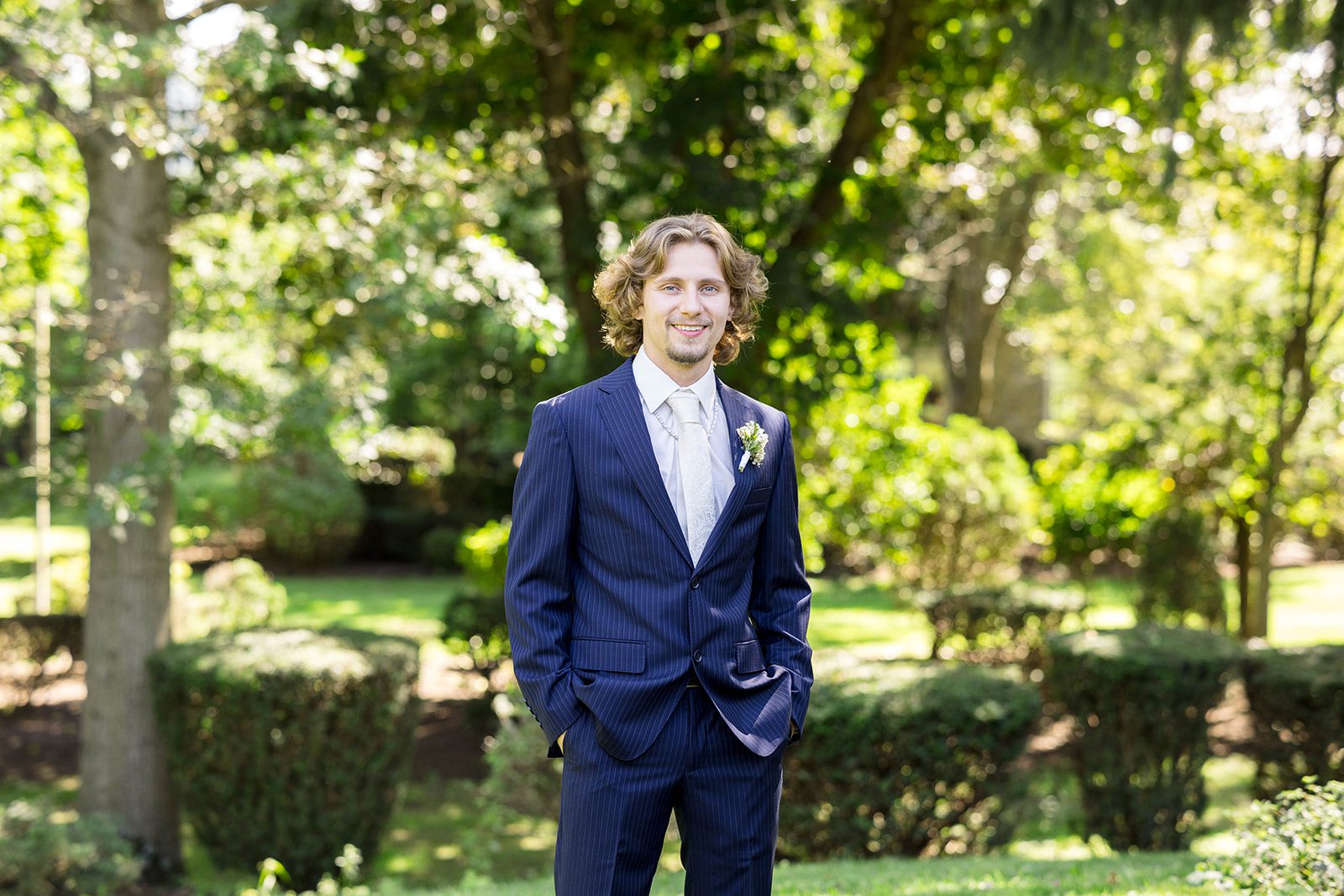 linwood-estate-timeless-baltimore-autumn-dylan-018-01 Groom in his navy suit at Linwood Estate
