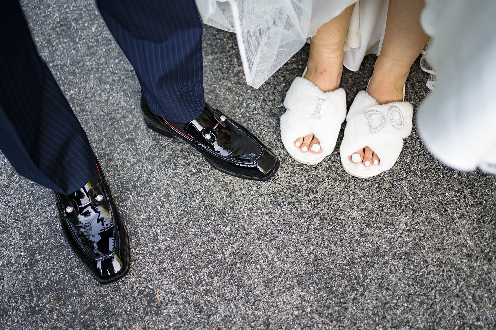 linwood-estate-timeless-baltimore-autumn-dylan-035-10 Close up of the couple's shoes
