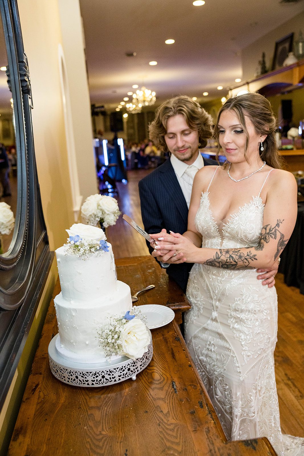 linwood-estate-timeless-baltimore-autumn-dylan-050-14 Couple cutting their wedding cake