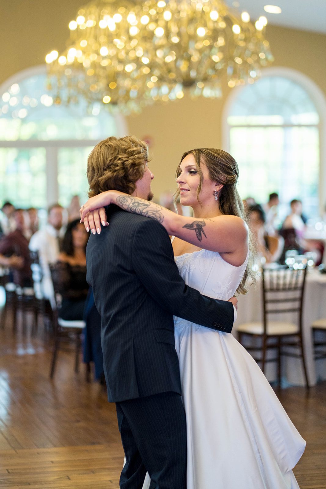 linwood-estate-timeless-baltimore-autumn-dylan-051-06 Bride and groom sharing their first dance at Linwood Estate