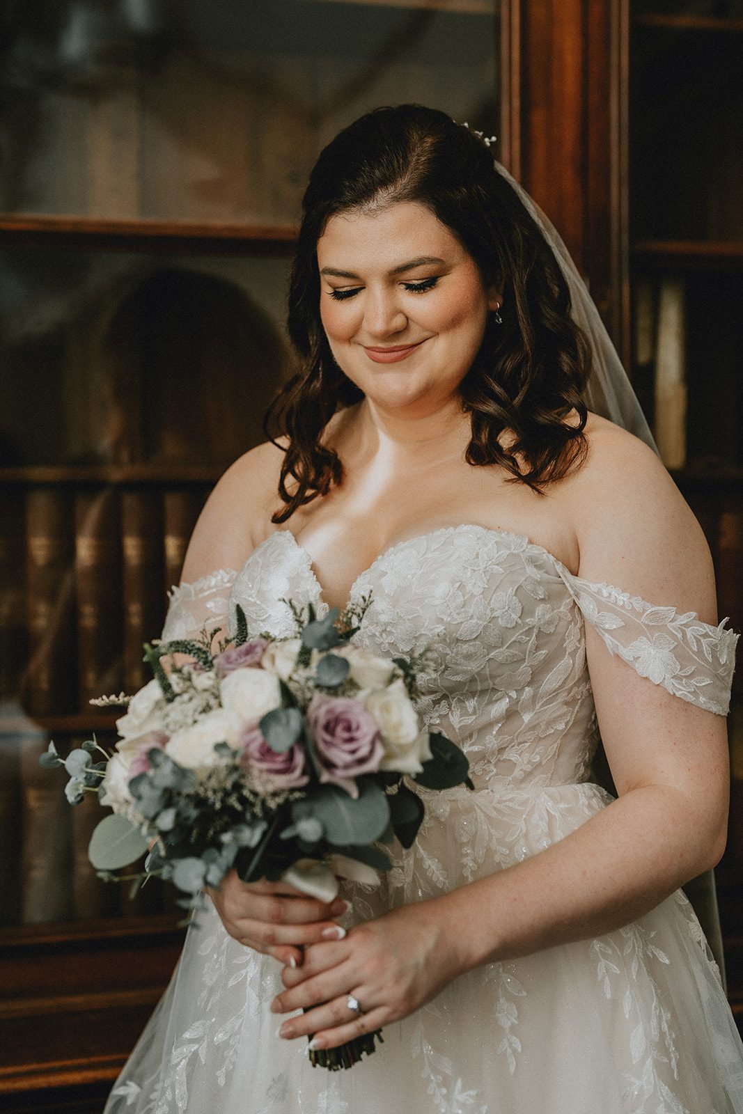 mechanics-hall-rustic-boston-brenna-walter-009-31 Bride holding her bouquet