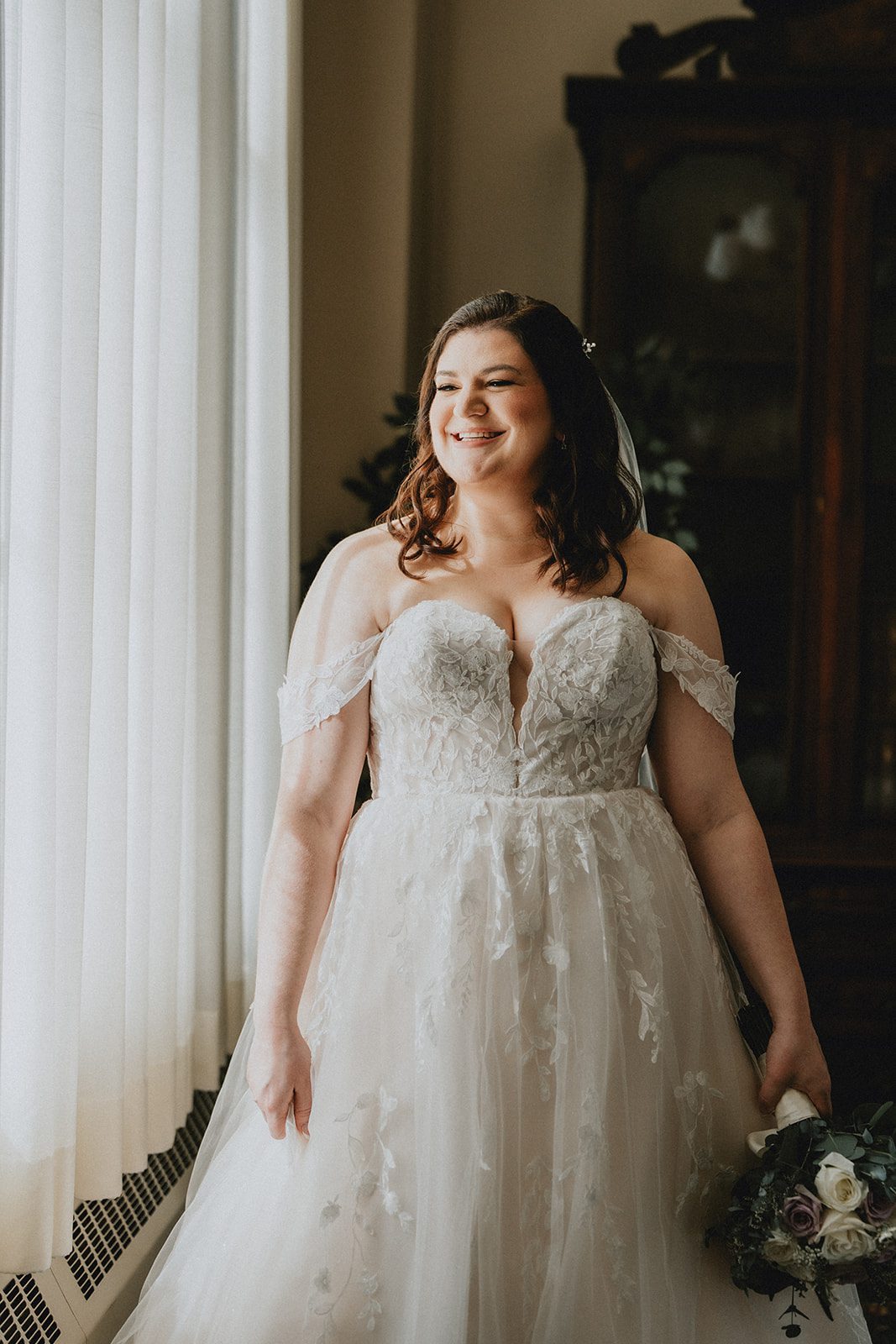 mechanics-hall-rustic-boston-brenna-walter-011-29 Bride smiling by the window