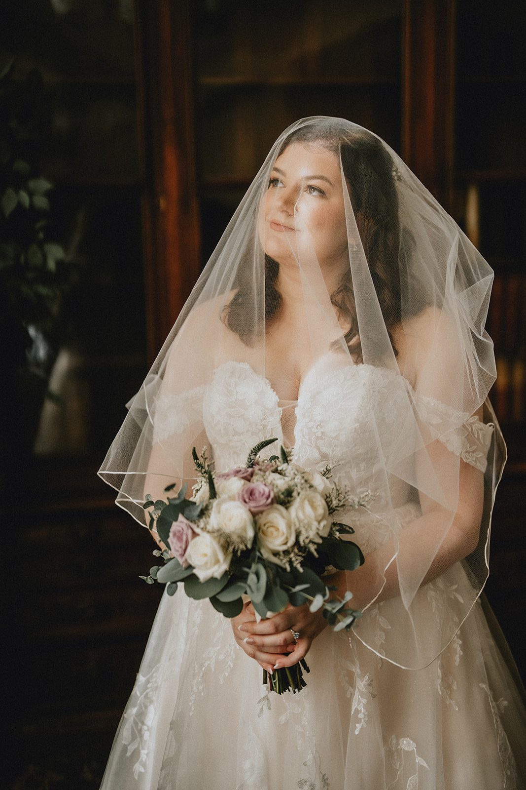 mechanics-hall-rustic-boston-brenna-walter-013-09 Bride in her veil with her bouquet