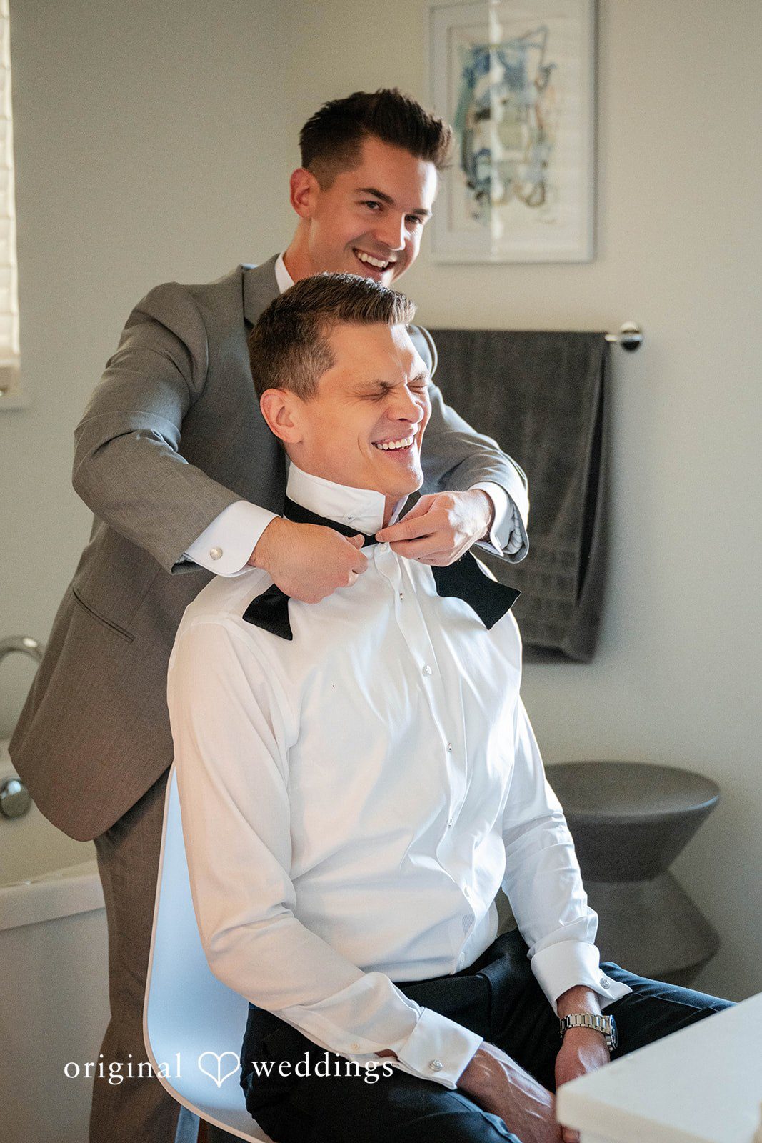 Groom getting his boutonniere pinned on