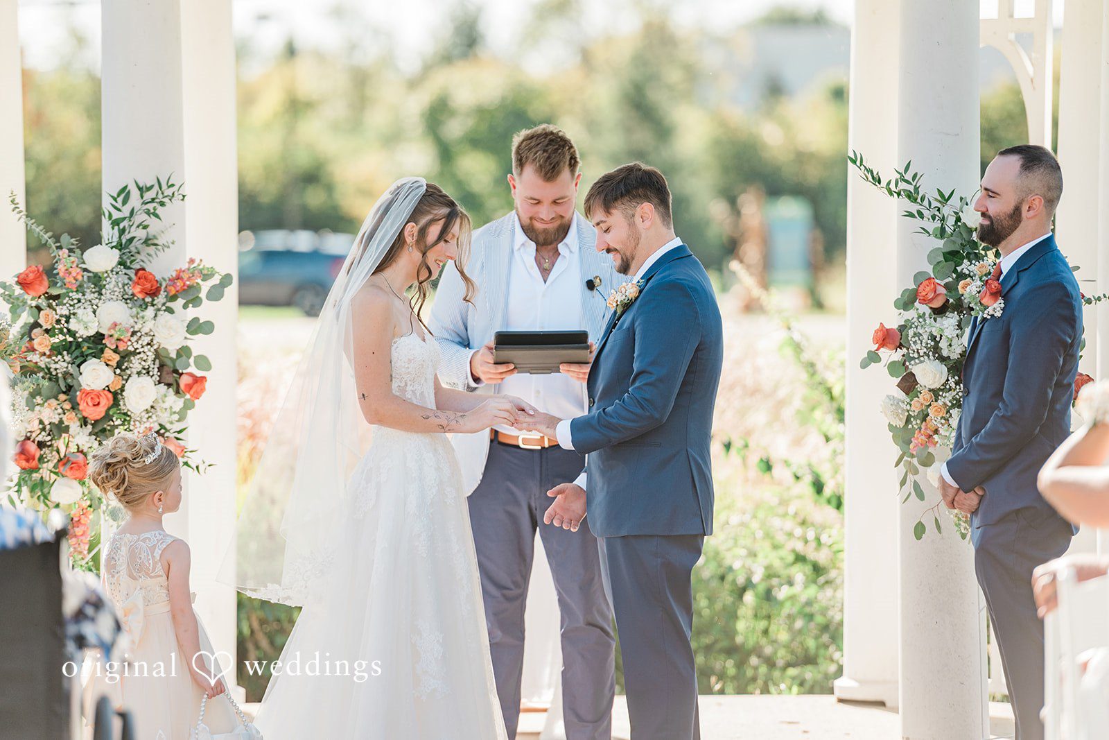 Kensey + Jordan Couple saying their vows at Muhlhauser Barn