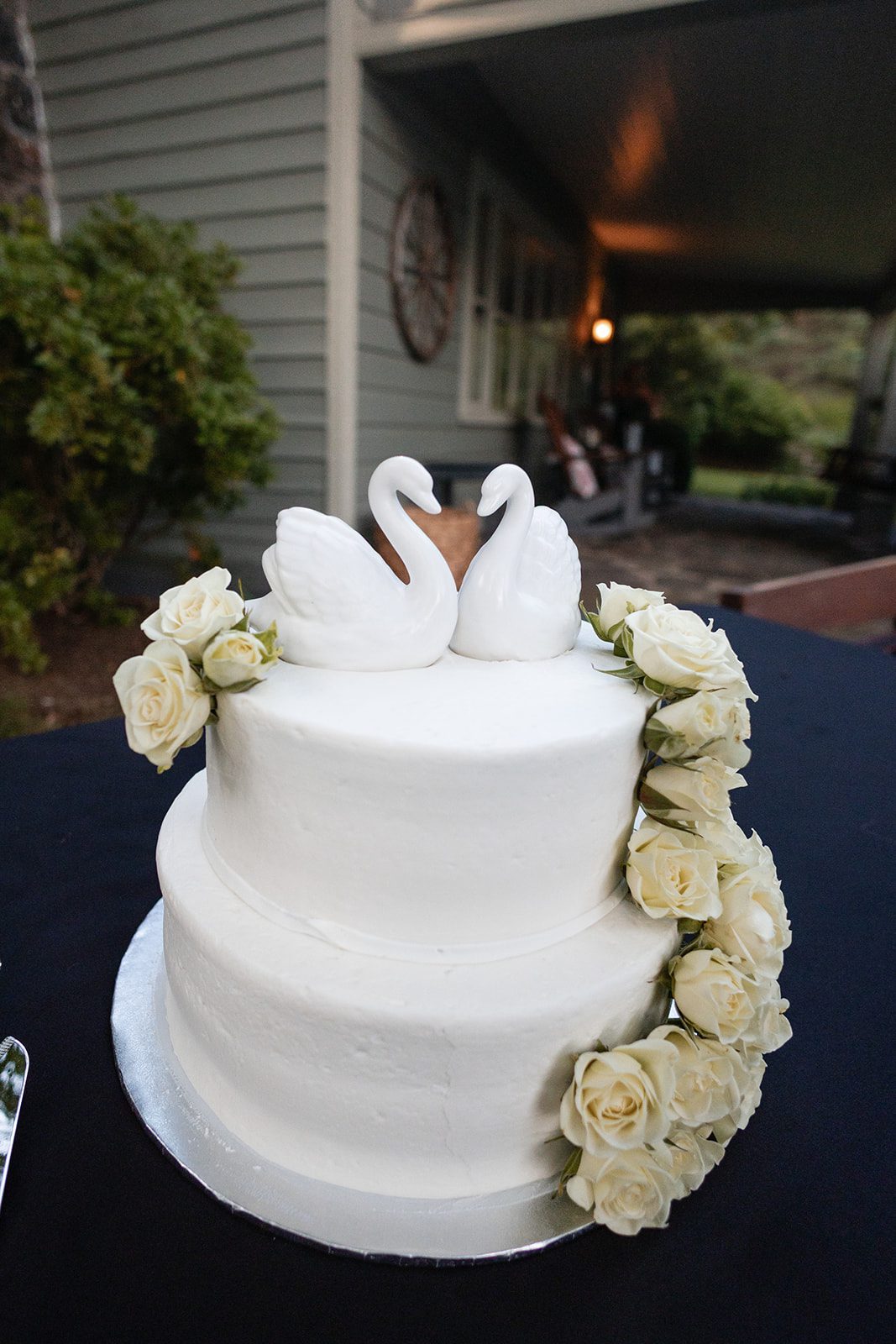 new-york-backyard-timeless-new-york-taylor-andrew-p002-11 White wedding cake with white flowers