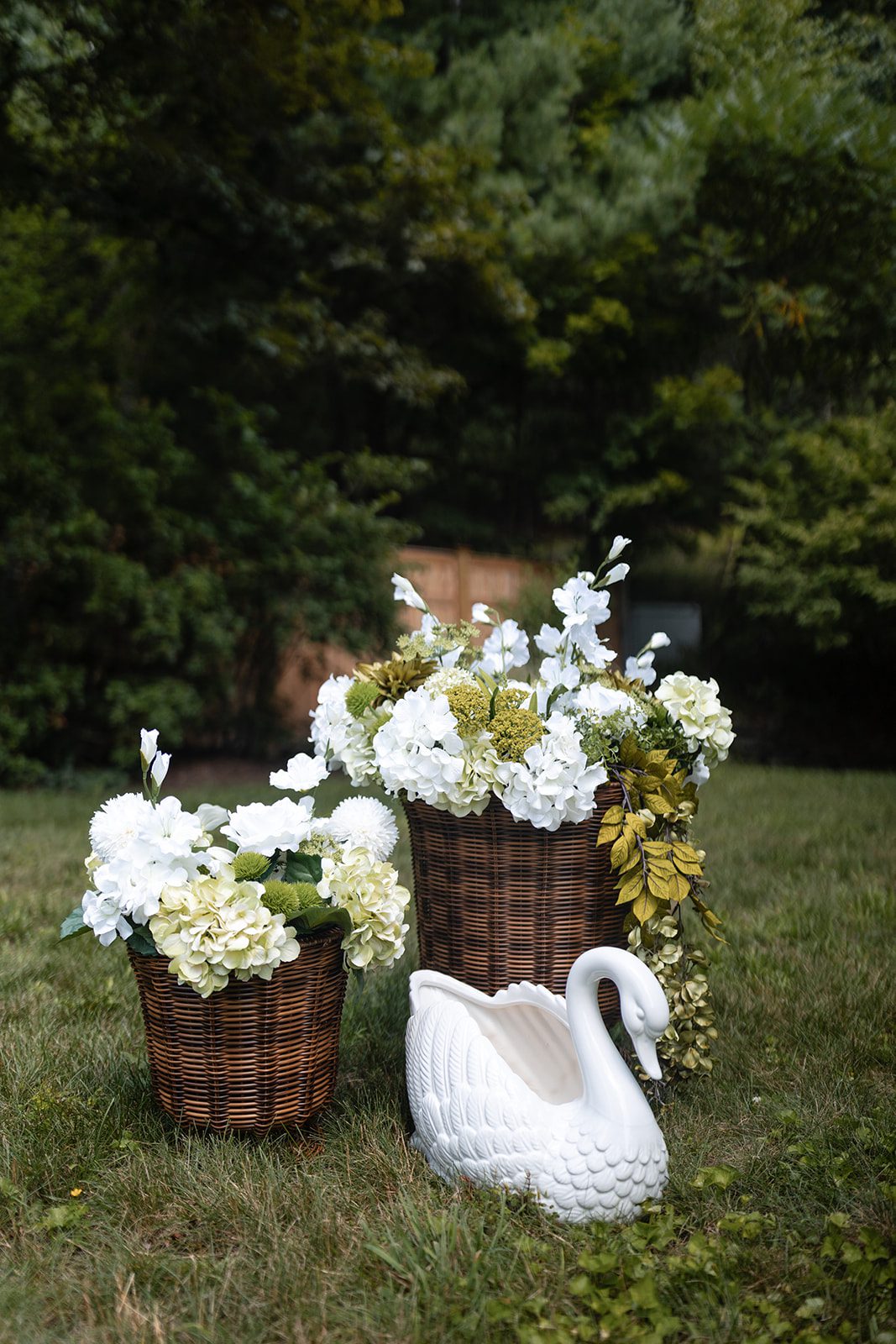 new-york-backyard-timeless-new-york-taylor-andrew-p003-01 Baskets of white flowers decorating the aisle