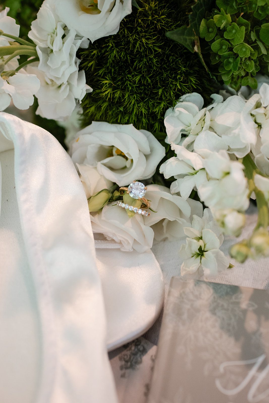 new-york-backyard-timeless-new-york-taylor-andrew-p004-02 Delicate white floral details