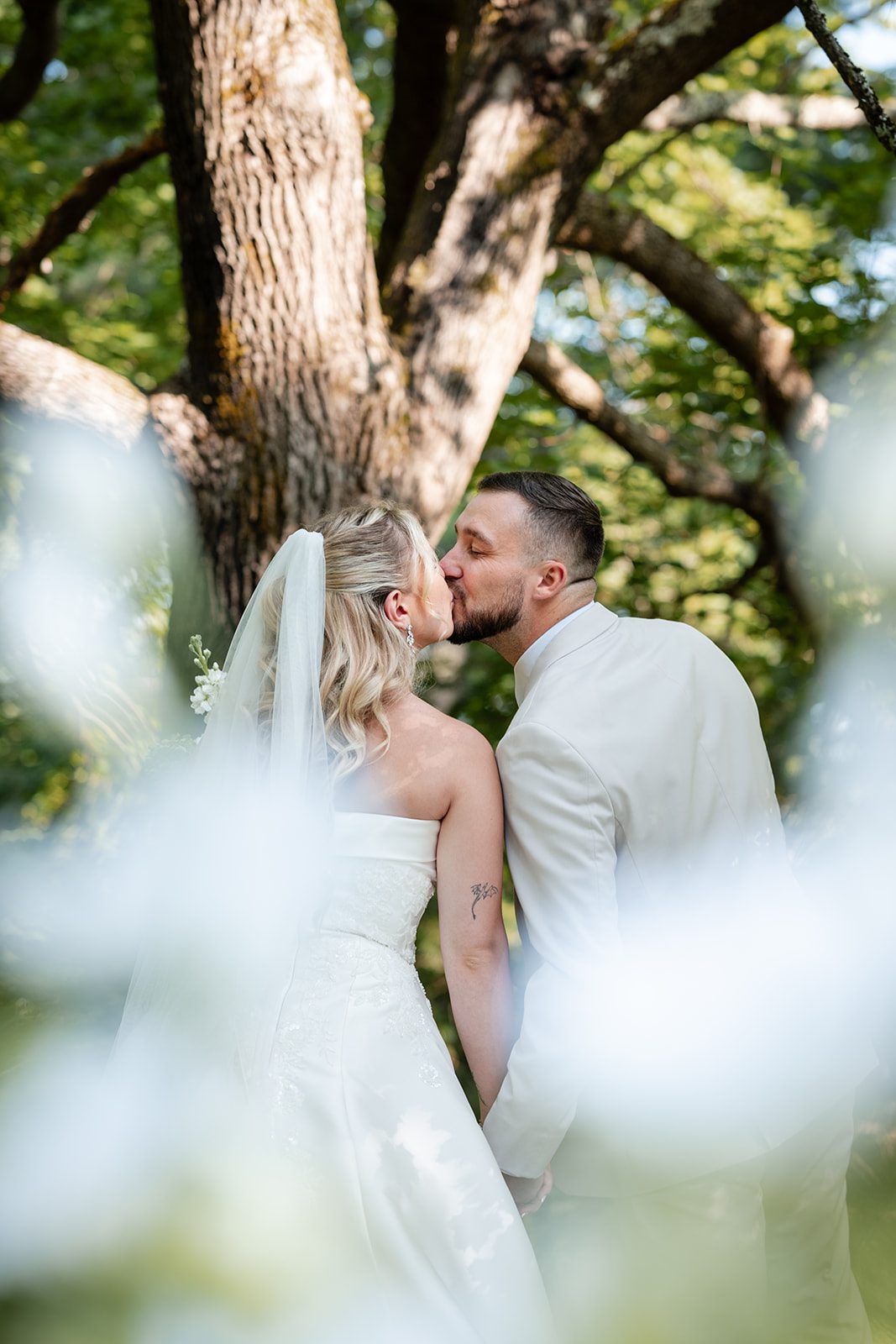 new-york-backyard-timeless-new-york-taylor-andrew-p017-18 Couple embracing under the trees