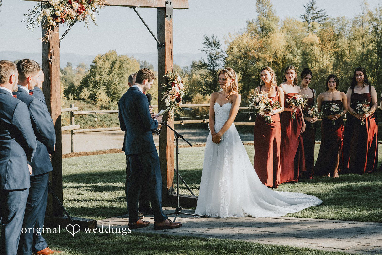 Couple saying their vows under the arch at Oak & Hood