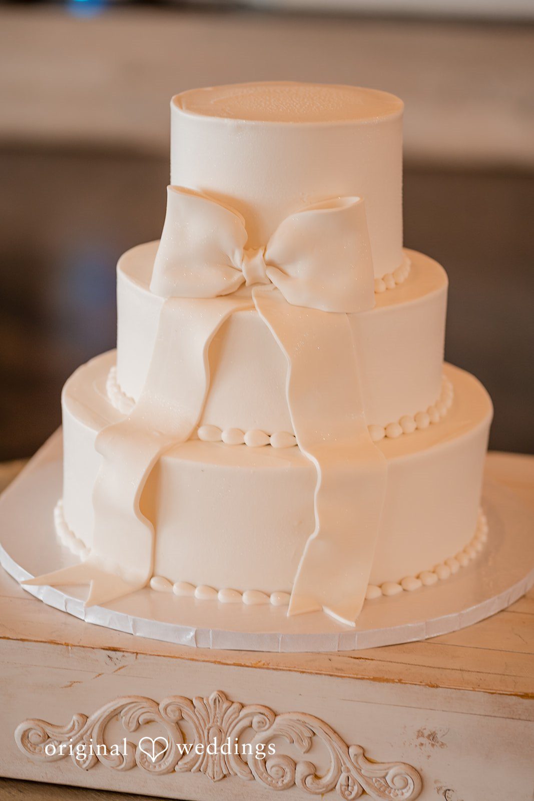 Francesca + Steven An all-white wedding cake