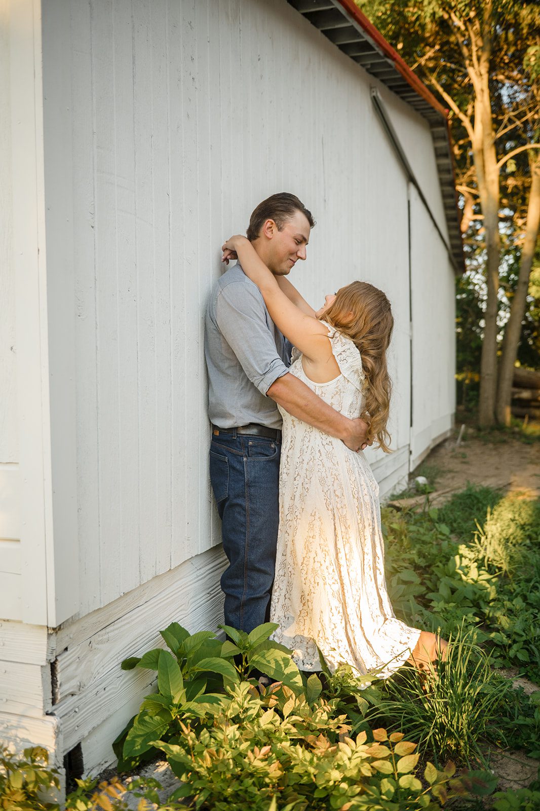 ohio-backyard-timeless-cleveland-madison-maxx-006-02 Couple by the white barn door on their Ohio farm