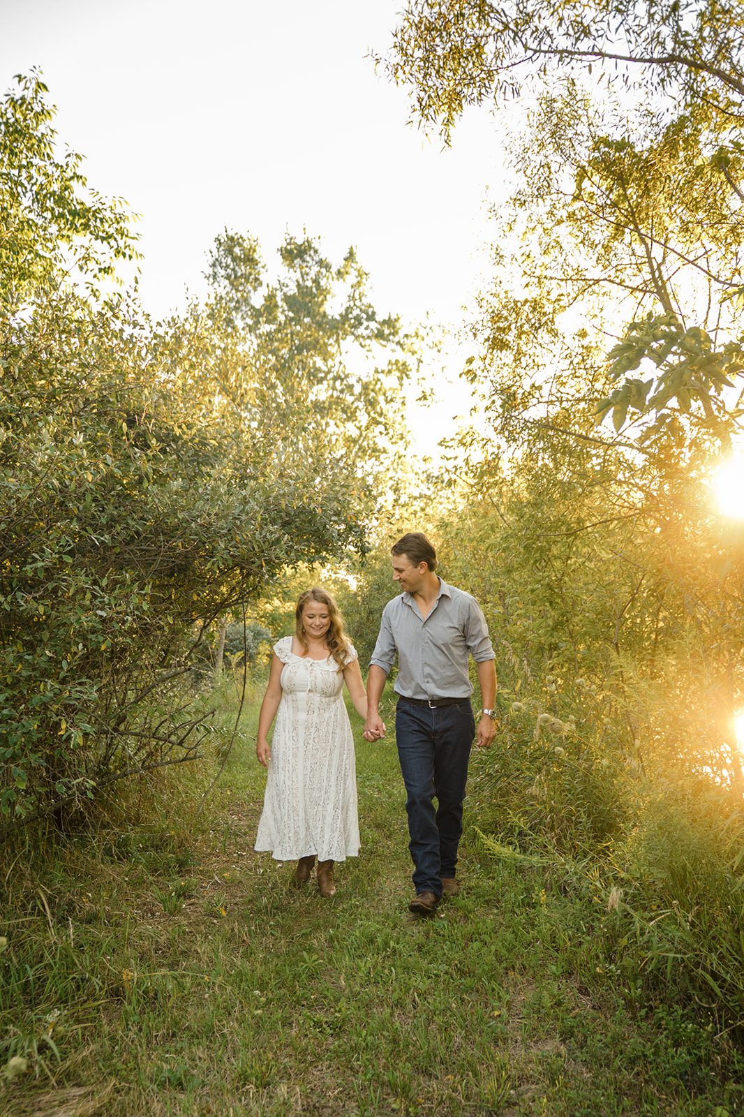 ohio-backyard-timeless-cleveland-madison-maxx-008-04 Couple walking down a shaded farm path