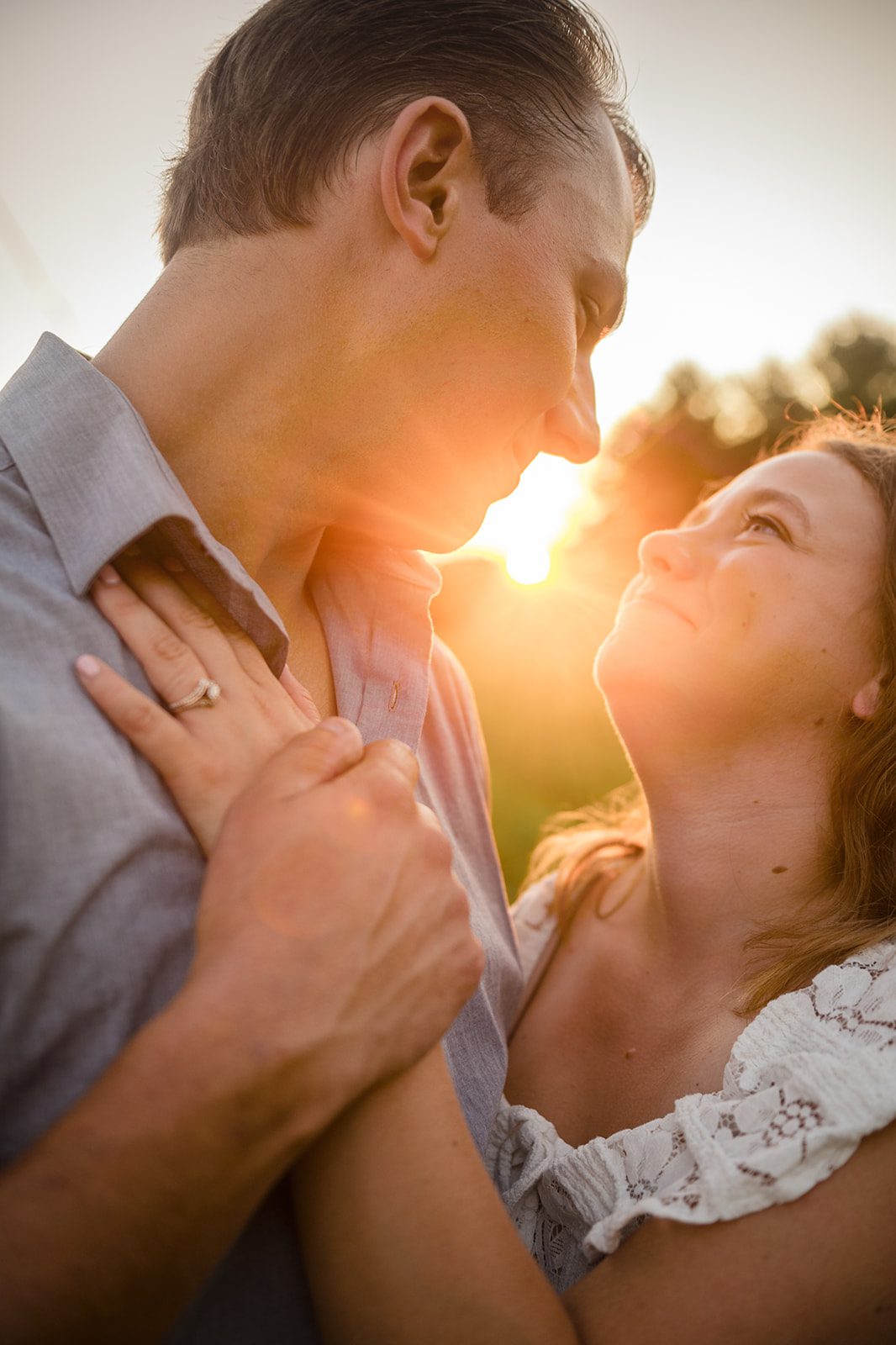 ohio-backyard-timeless-cleveland-madison-maxx-014-15 Sunset kiss with a glowing sun flare