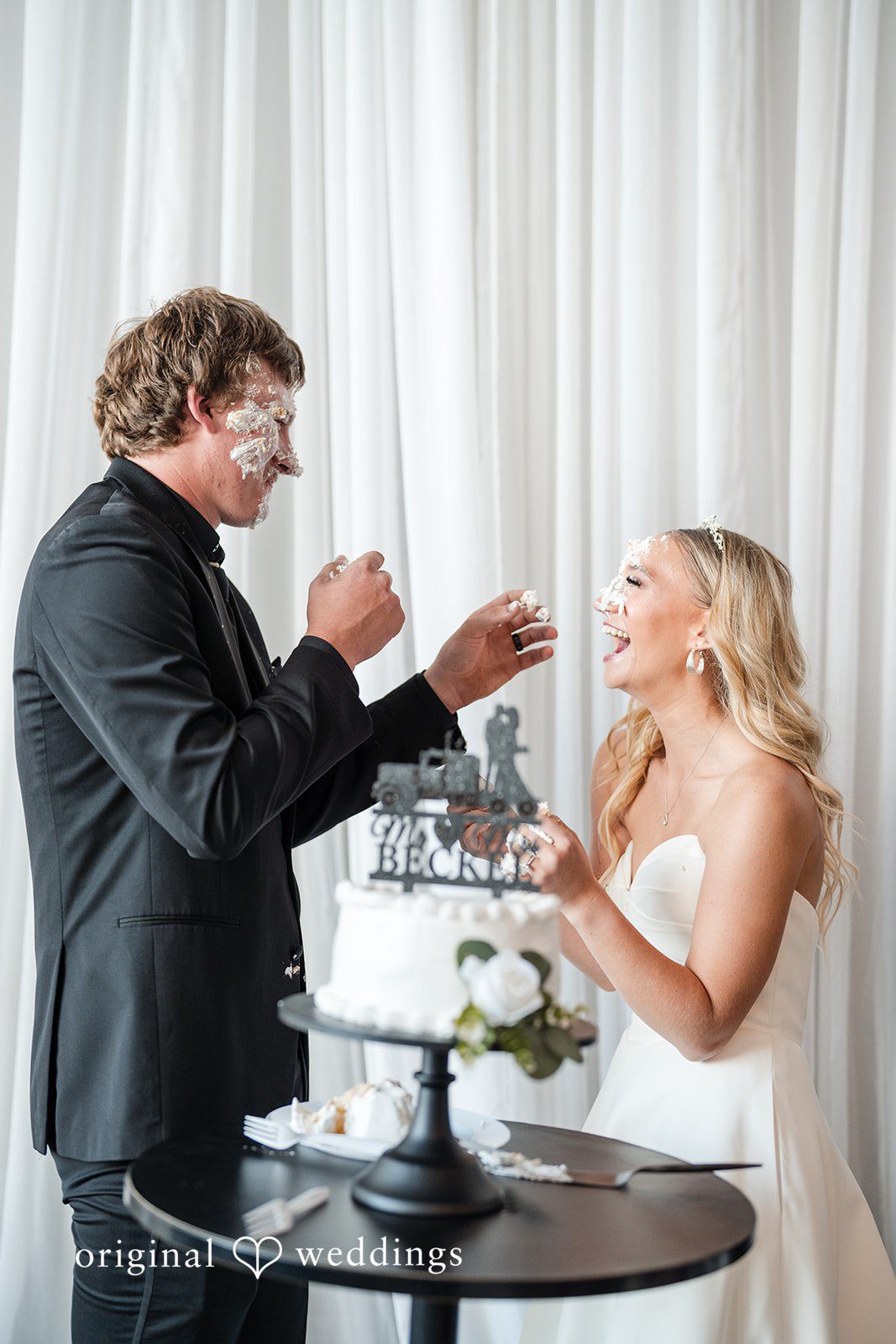 Baylee + Jackson Couple cutting the cake