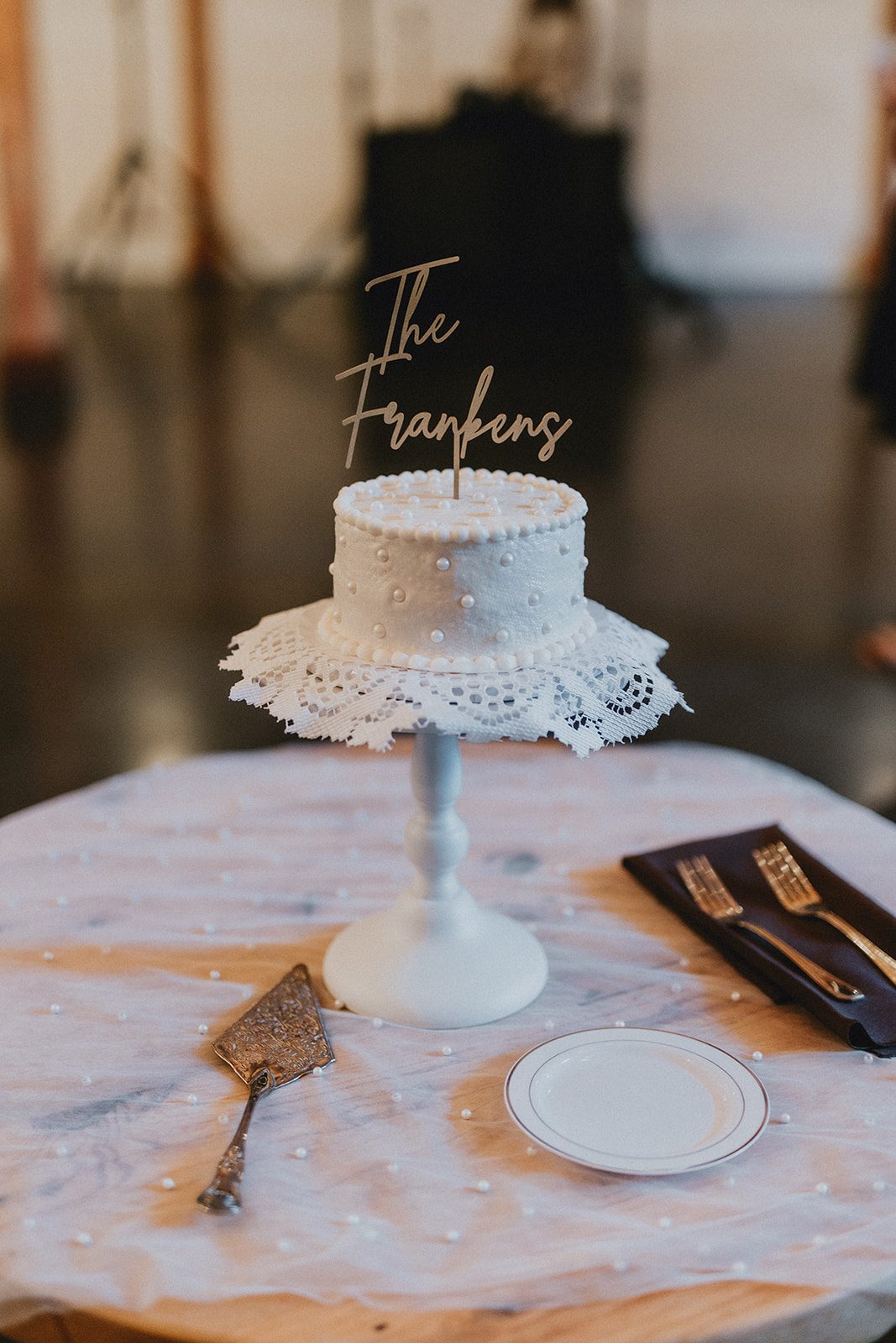 pine-hollow-farms-rustic-st-louis-natalie-john-p002-06 Two tier wedding cake with fresh flowers
