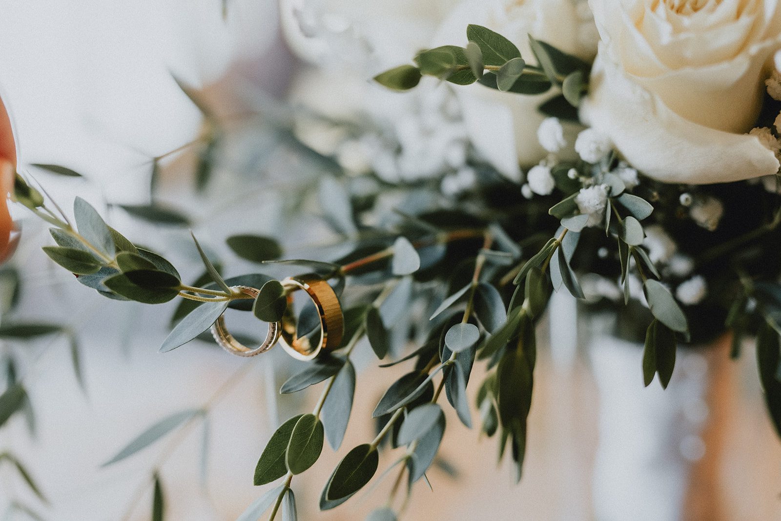 pine-hollow-farms-rustic-st-louis-natalie-john-p003-16 Greenery and white floral decor at Pine Hollow Farms