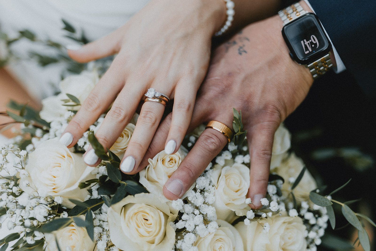 pine-hollow-farms-rustic-st-louis-natalie-john-p024-23 Close up of wedding rings and bouquet