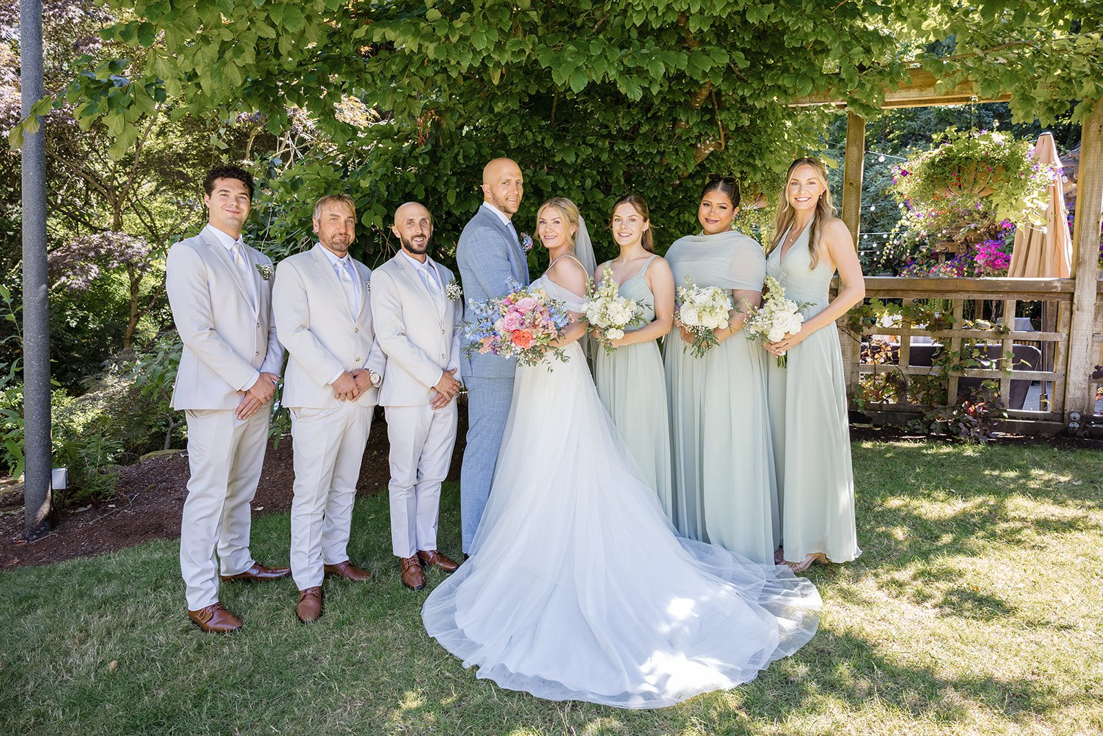 Full wedding party in the garden