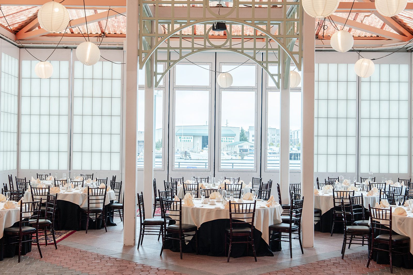 scotts-seafood-grill-bar-timeless-san-francisco-libby-ethan-p002-05 Reception tables with harbor views at Scott's Seafood Grill & Bar